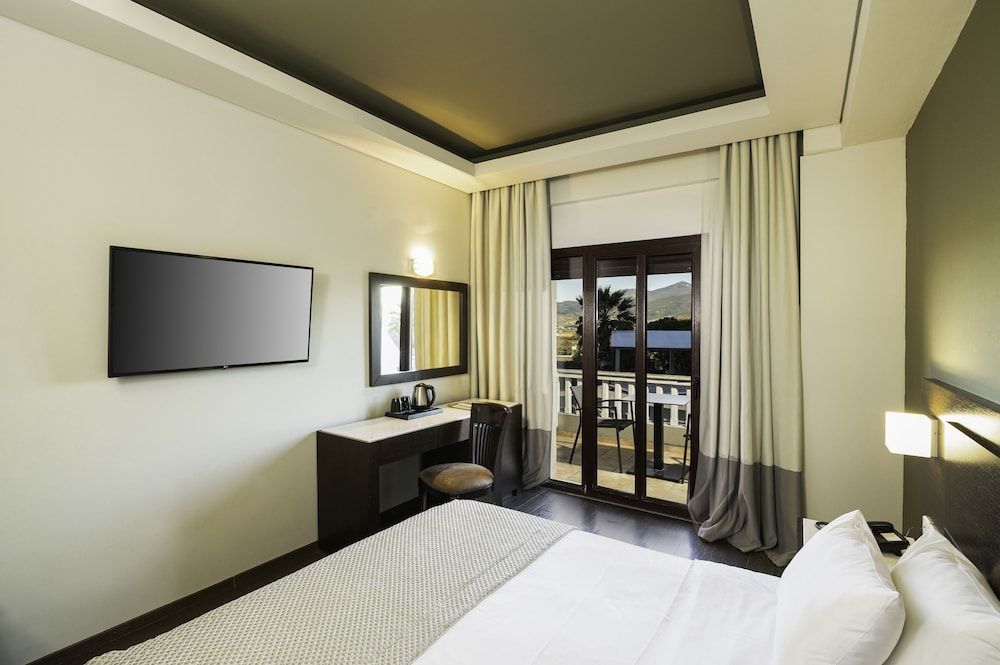 Heaven Hotel Standard Double or Twin Room, Pool View 4