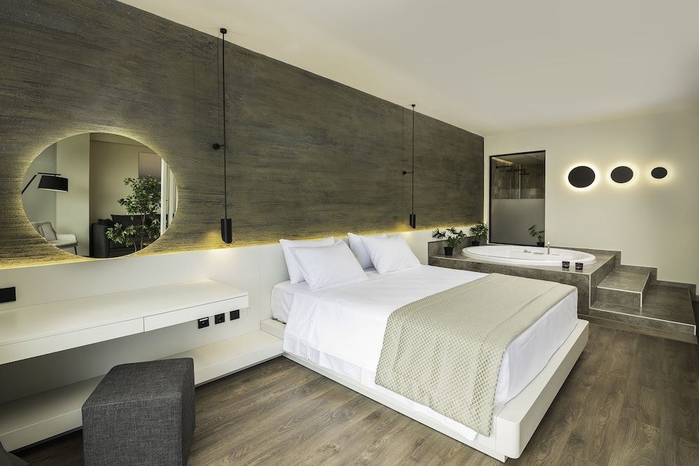 Heaven Hotel Panoramic Studio Suite, 1 King Bed 3