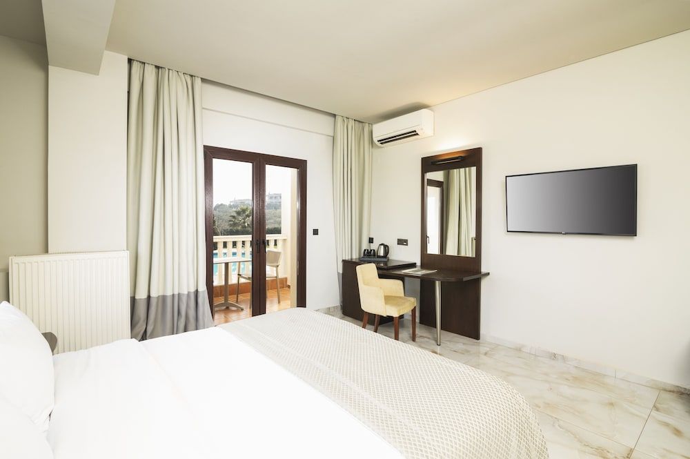 Heaven Hotel Standard Double or Twin Room, Pool View 2