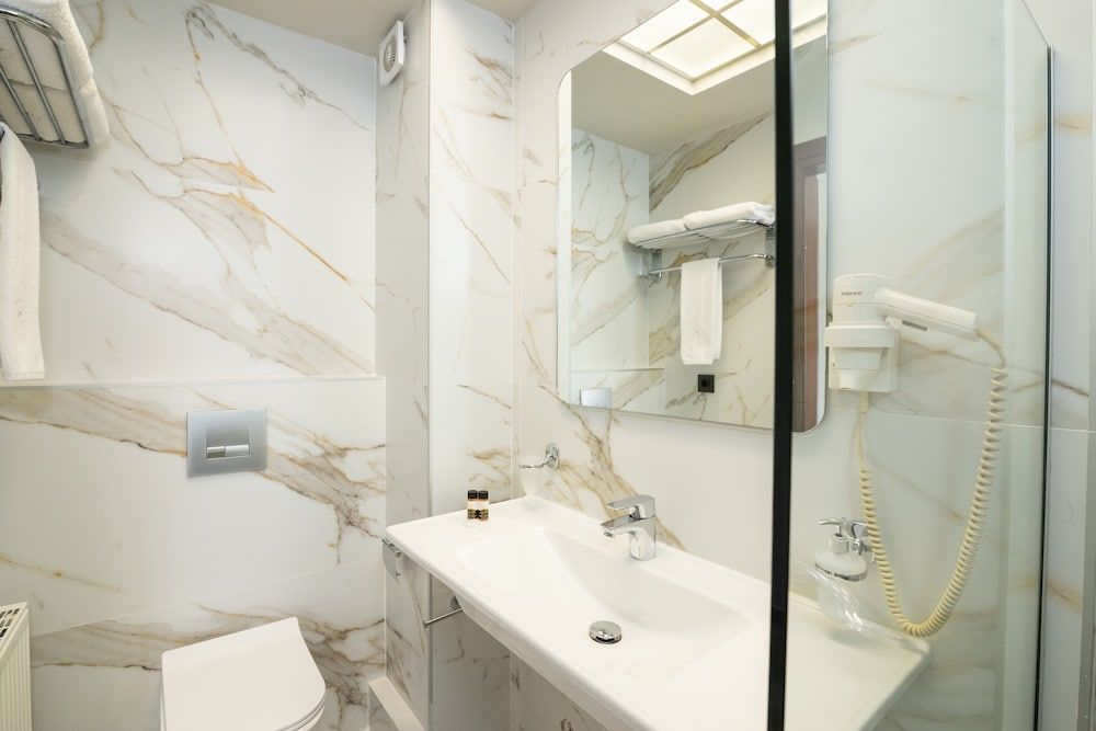 Heaven Hotel Standard Double or Twin Room, Pool View 6