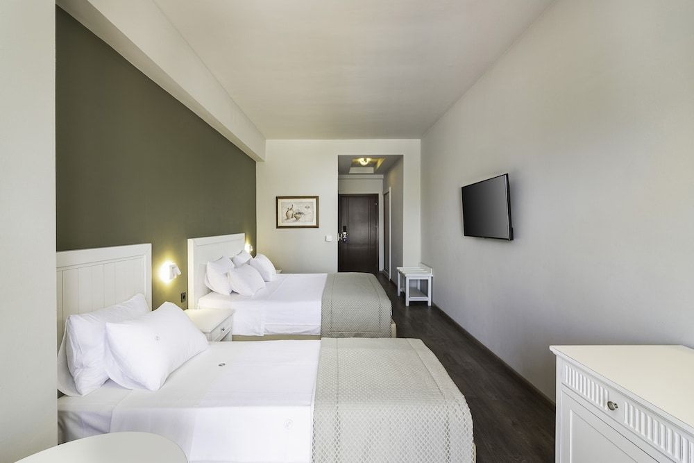 Heaven Hotel Superior Triple Room 3