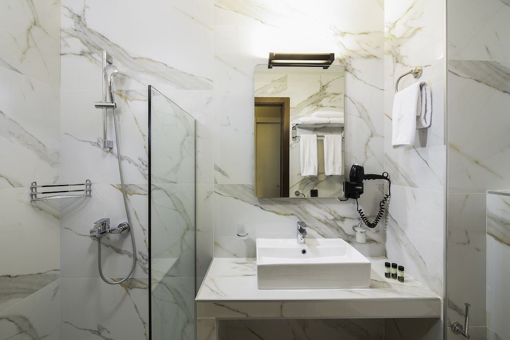 Heaven Hotel Superior Triple Room 5