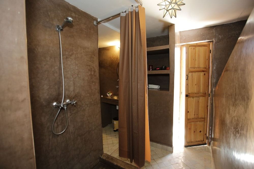 Riad White Flowers Deluxe Double Room 9