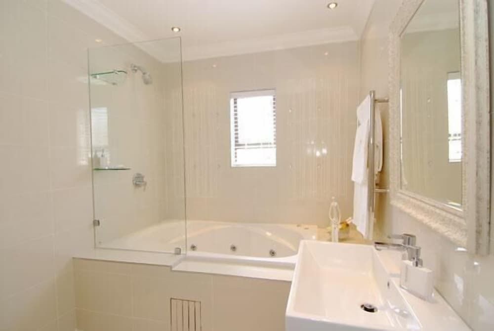 Sanchia Luxury Guesthouse Luxury Queen Room 2