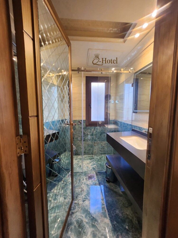 Q Hotel Deluxe Double Room, 1 Bedroom 8