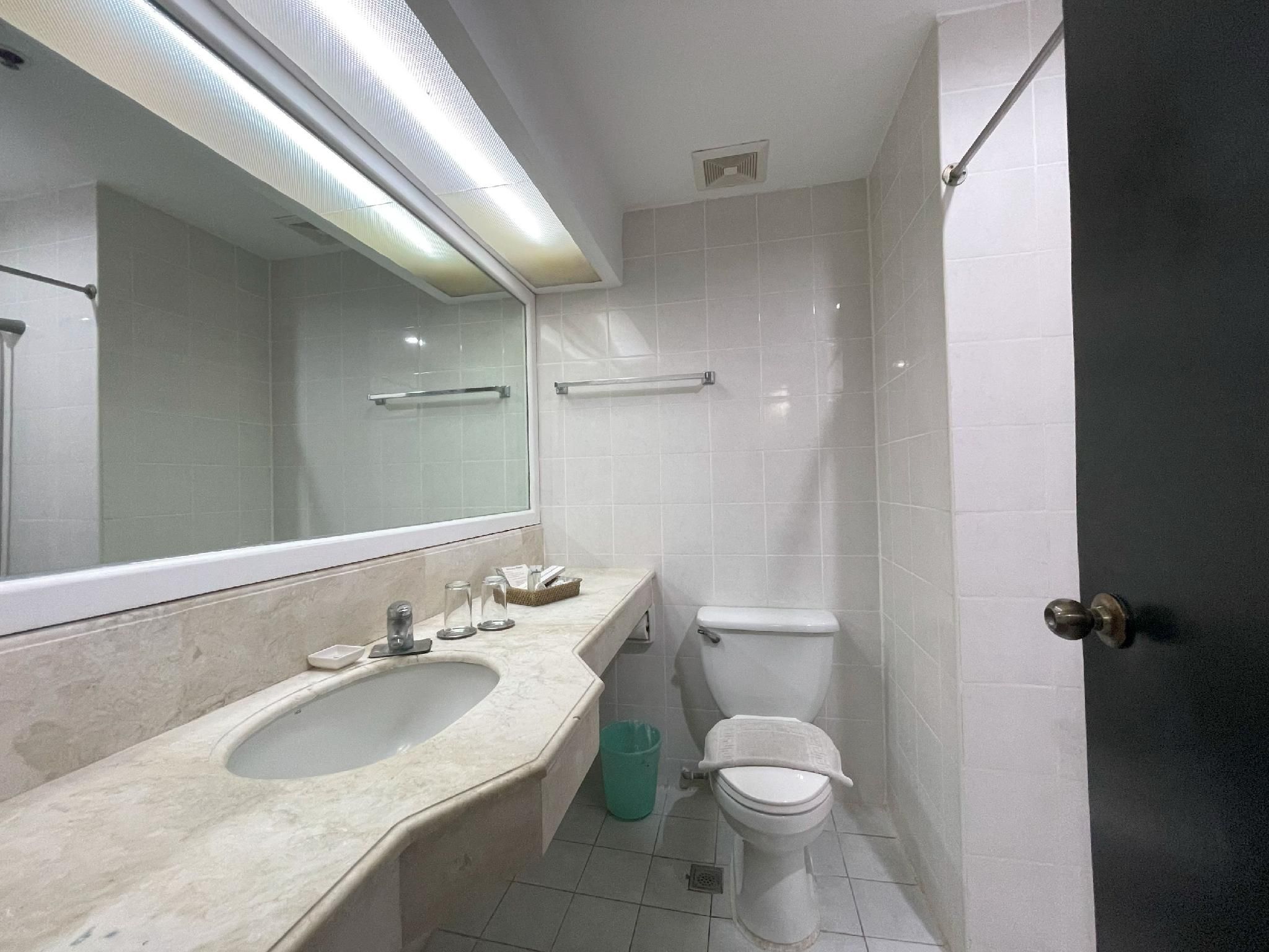 Golden Peak Hotel & Suites powered by Cocotel Deluxe Room 3