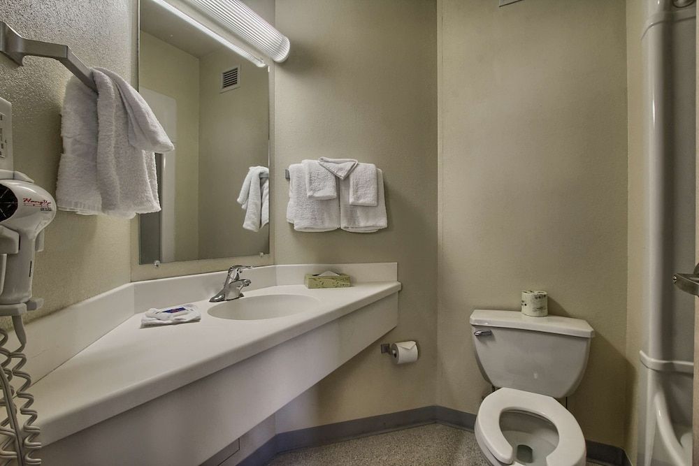 undefined Motel 6 London, ON - Ontario 10