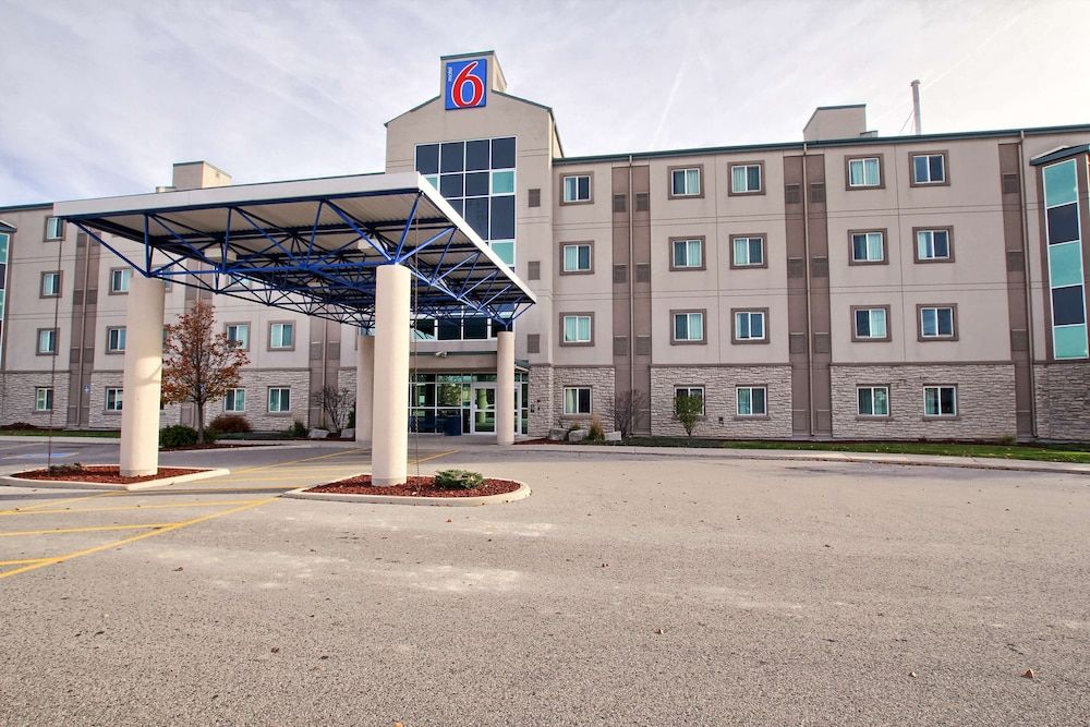 undefined Motel 6 London, ON - Ontario 2