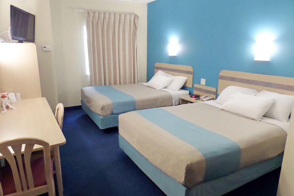 Motel 6 London, ON - Ontario Standard Room, 2 Queen Beds, Non Smoking, Refrigerator & Microwave 3