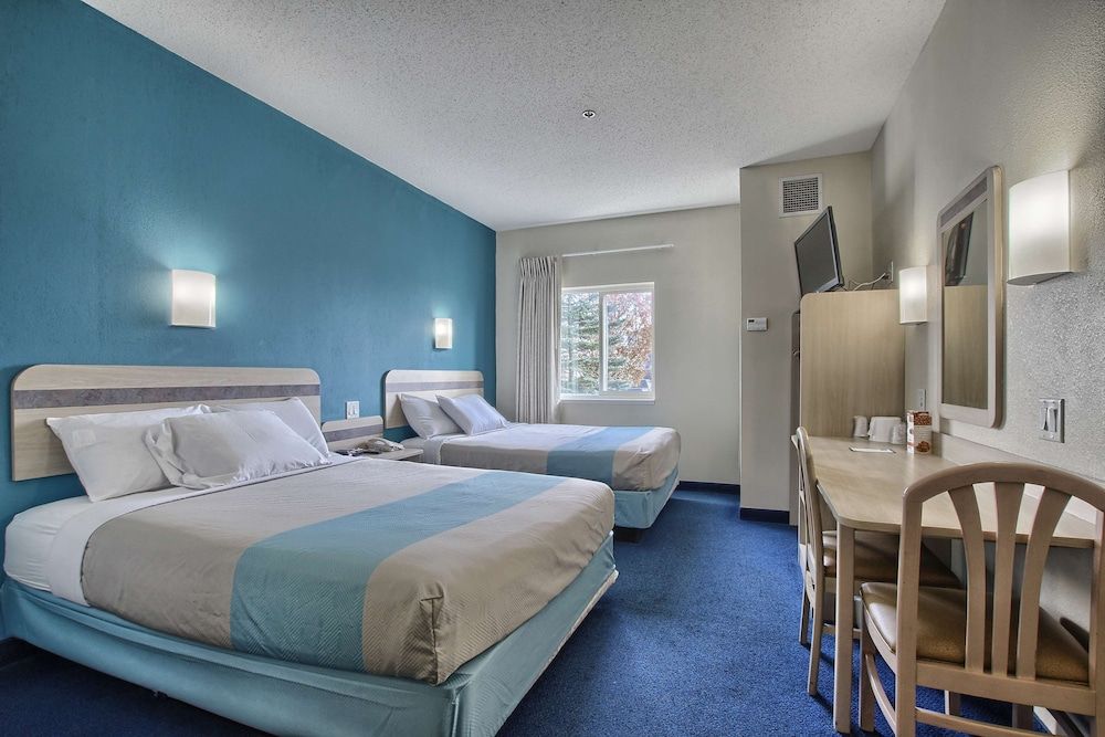 Motel 6 London, ON - Ontario Standard Room, 2 Queen Beds, Non Smoking, Refrigerator & Microwave 2