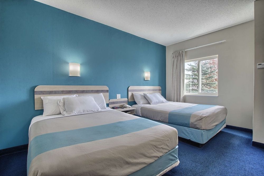 Motel 6 London, ON - Ontario Standard Room, 2 Queen Beds, Non Smoking, Refrigerator & Microwave