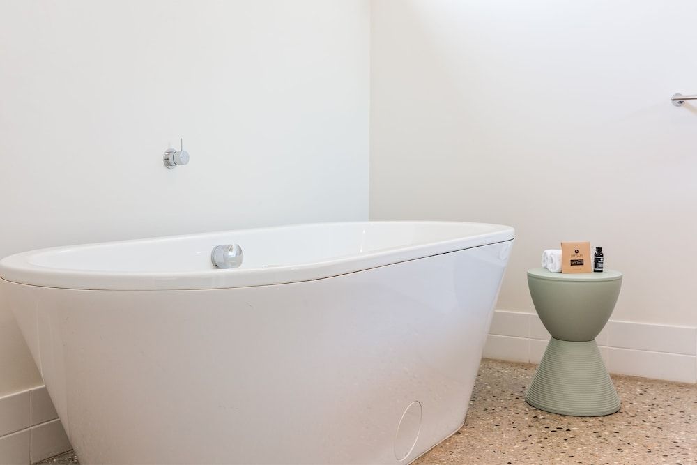 Deep Soaking Bathtub