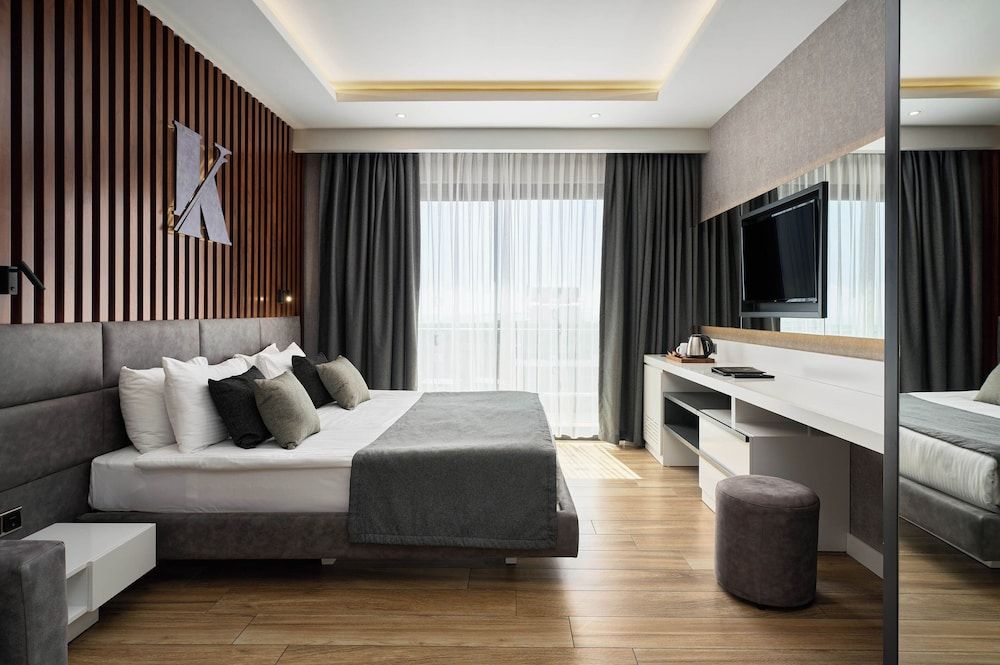 DELUXE FAMILY ROOM