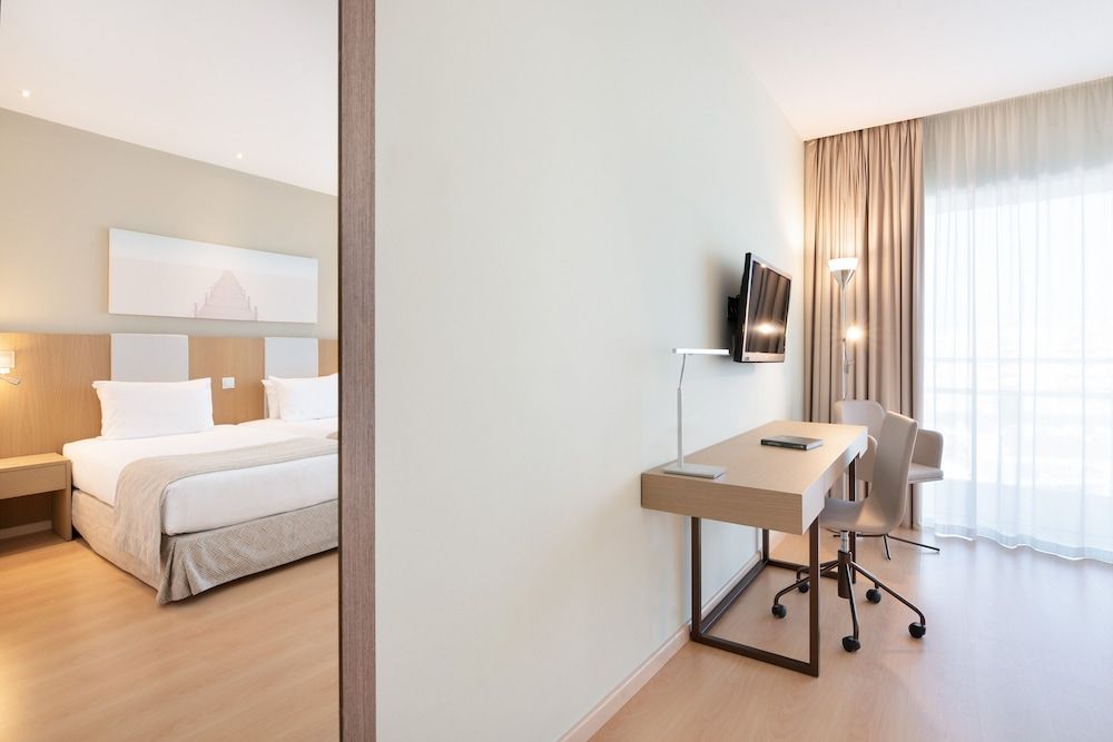 Eurostars Oasis Plaza Hotel Deluxe Suite, Balcony, Sea View (Two People) 2