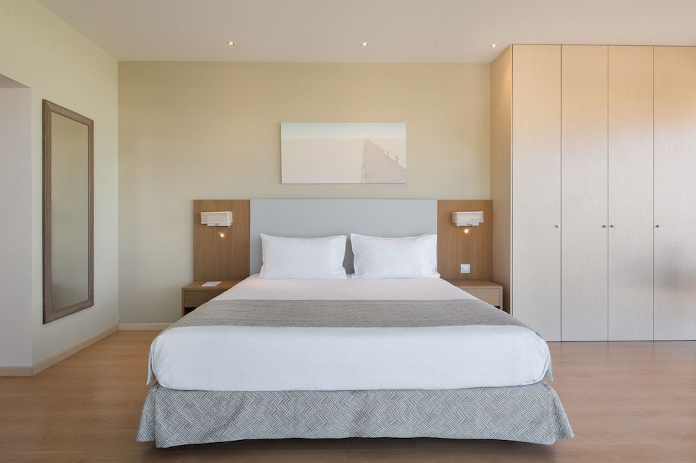 Eurostars Oasis Plaza Hotel Deluxe Suite, Balcony, Sea View (Two People) 8