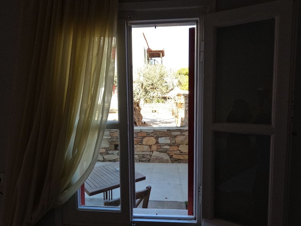 The Flower of Monemvasia Economy Room 4