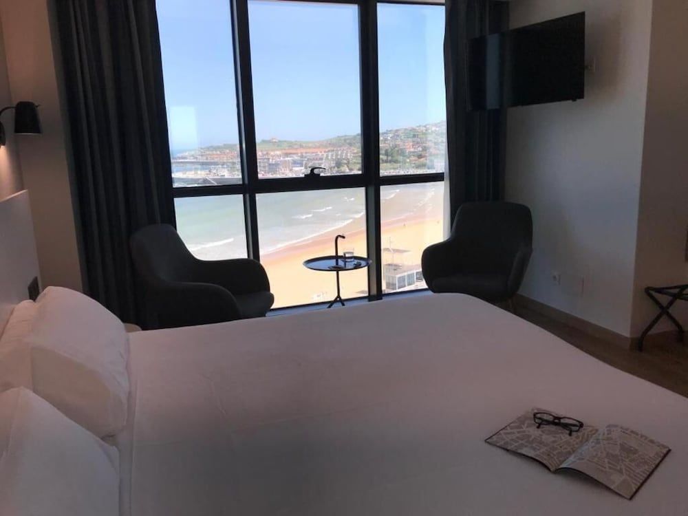 Hotel Príncipe de Asturias Family Room, 1 King Bed, Beach View 11