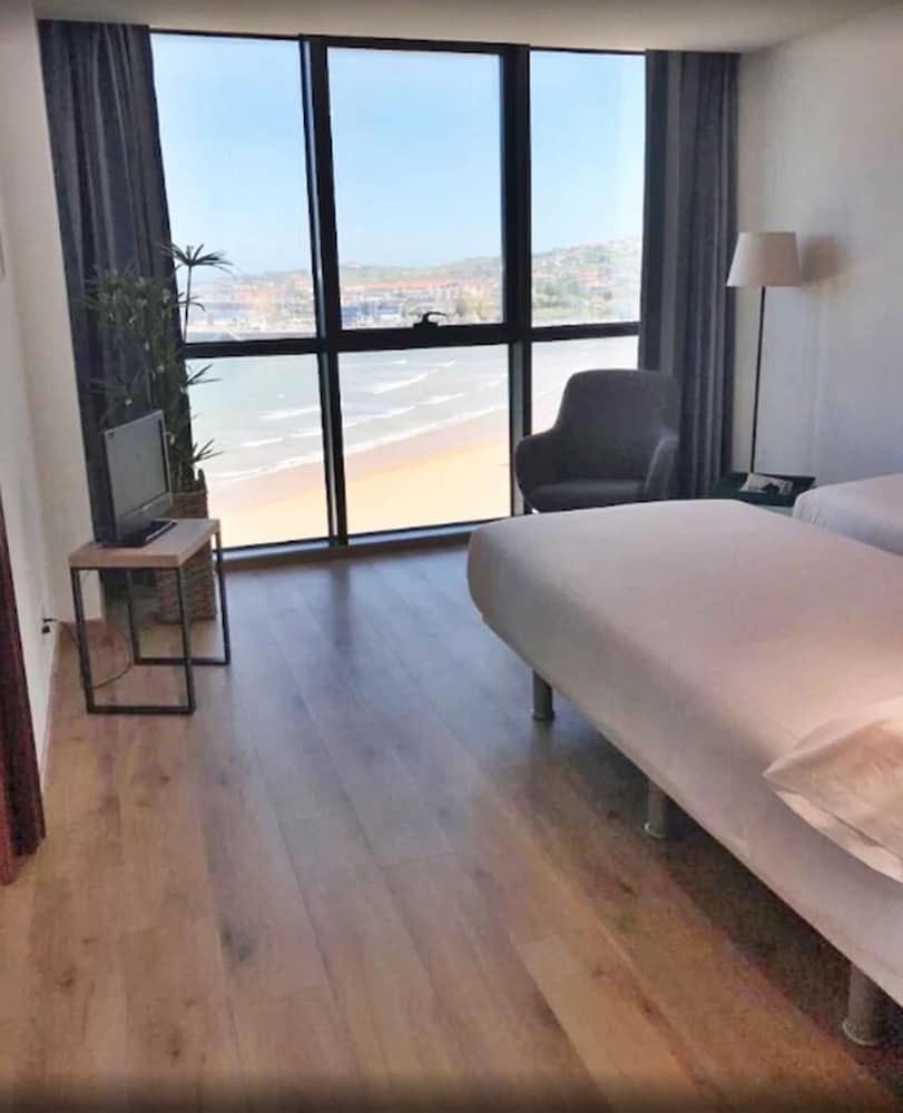 Hotel Príncipe de Asturias Family Room, 1 King Bed, Beach View 4