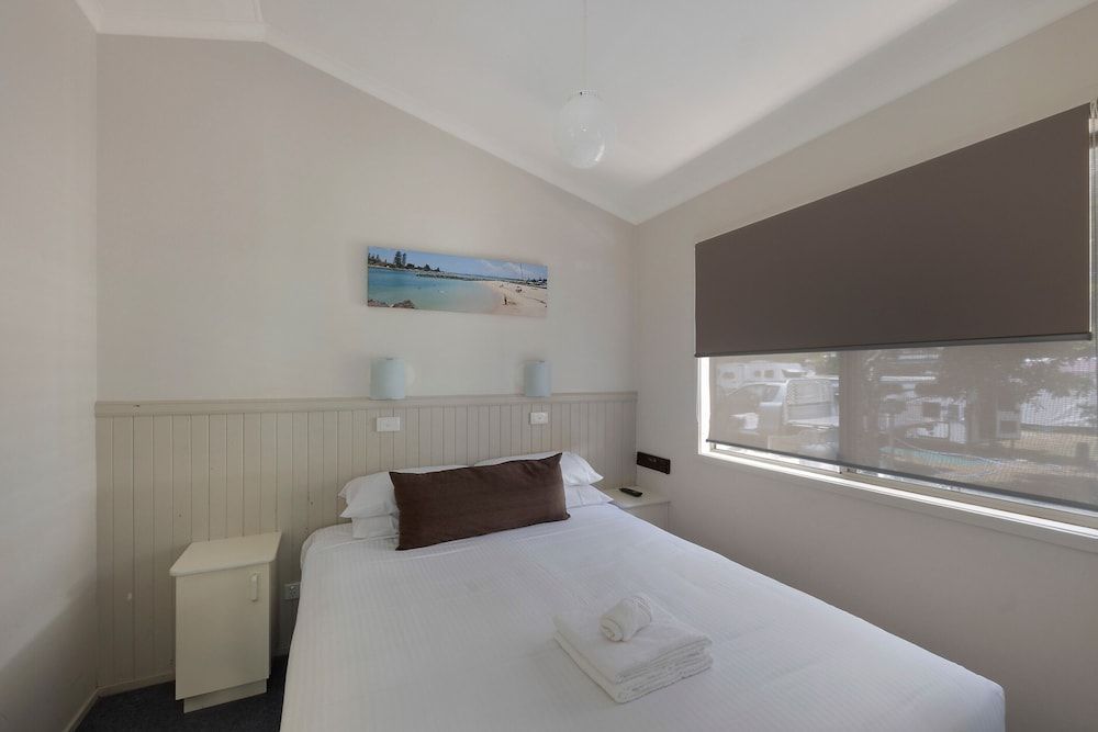 Deluxe Cabin - Sleeps 4 - Dog Friendly
