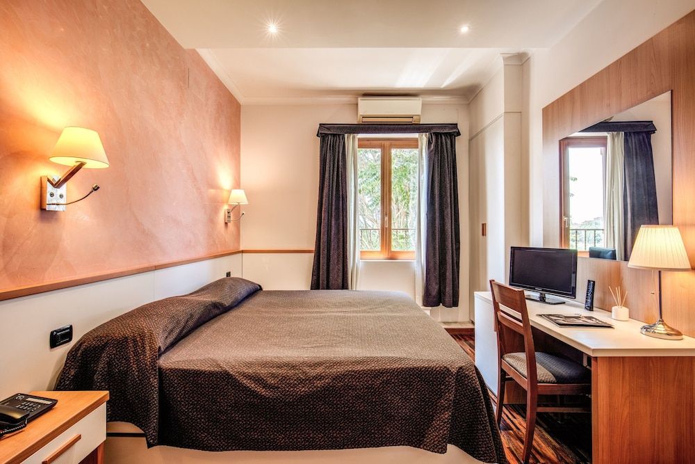Hotel Roma Tiburtina Deluxe Double Room 9