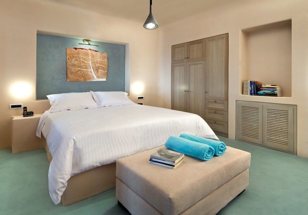 undefined Voreina Gallery Suites 3