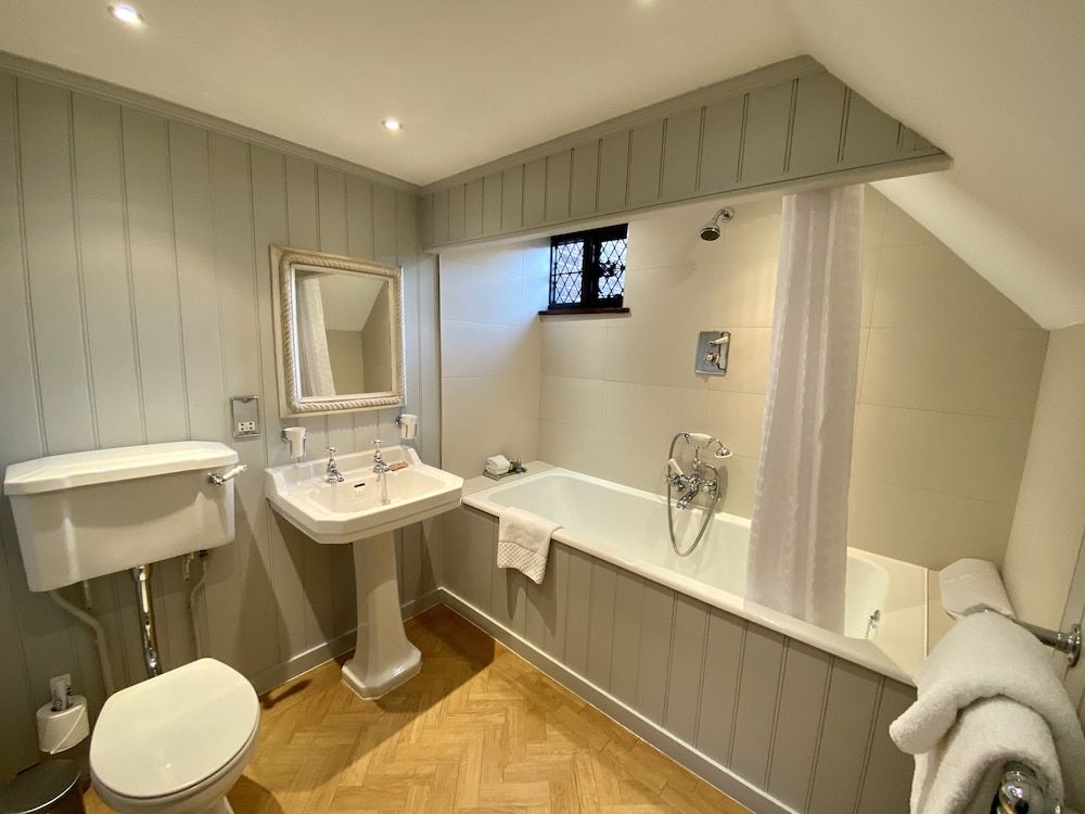 Great Fosters - A Small Luxury Hotel Duke of Wellington Suite 5