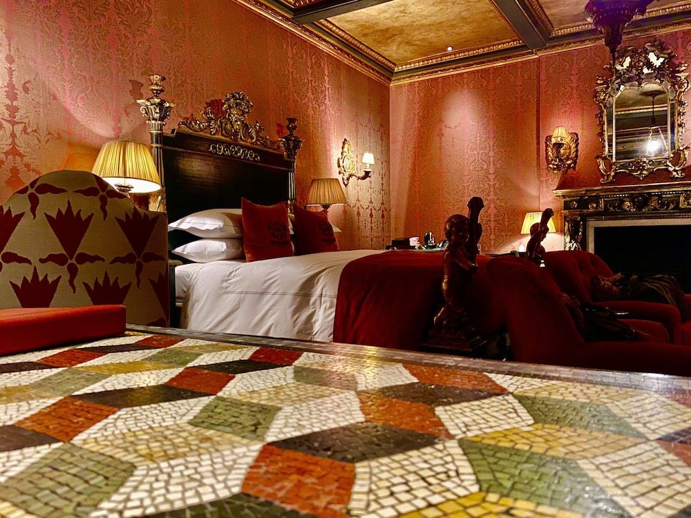 Great Fosters - A Small Luxury Hotel The Italian Historic Room