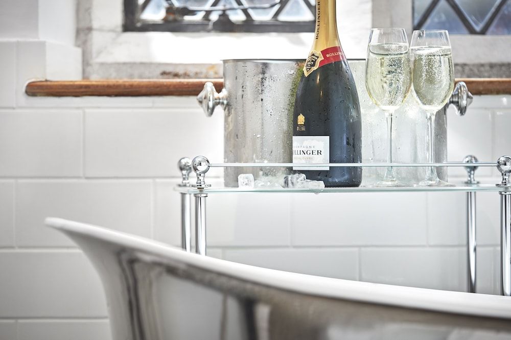 Deep soaking bathtub