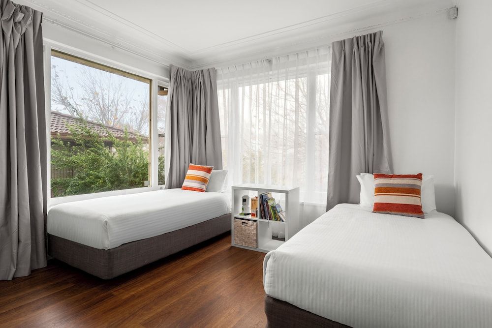 Echo Point Holiday Village Three Sisters Cottage 2