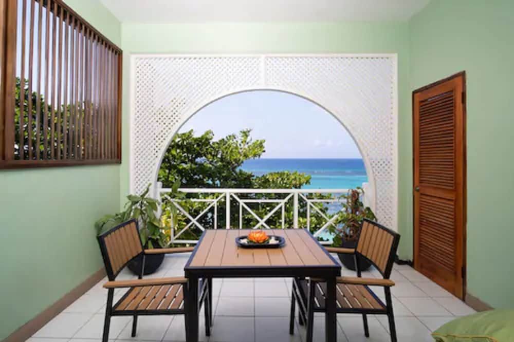 Hibiscus Lodge Deluxe Double Room 5