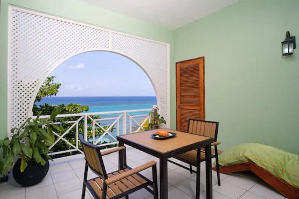 Hibiscus Lodge Deluxe Double Room 4