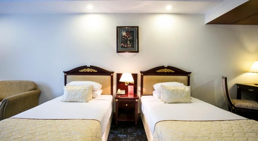 undefined Hotel Sarina 8