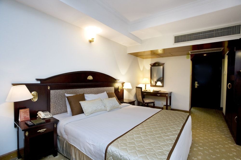 Hotel Sarina Deluxe Room 2