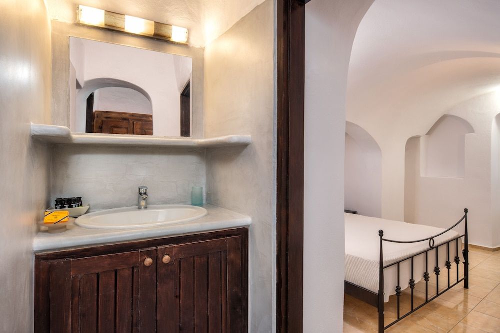 undefined Lava Suites and Lounge 8