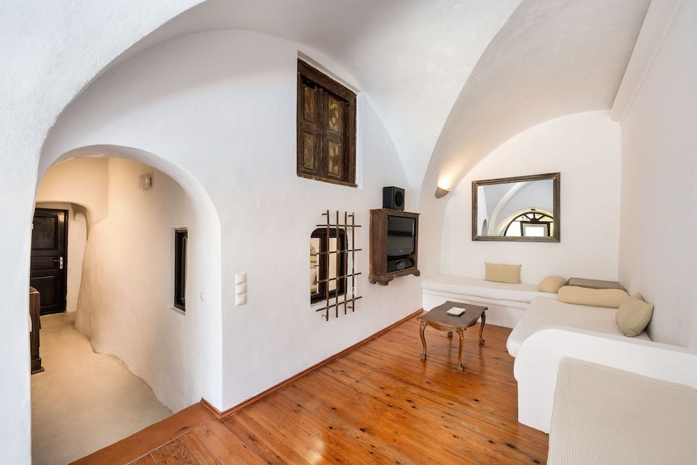 undefined Lava Suites and Lounge 9