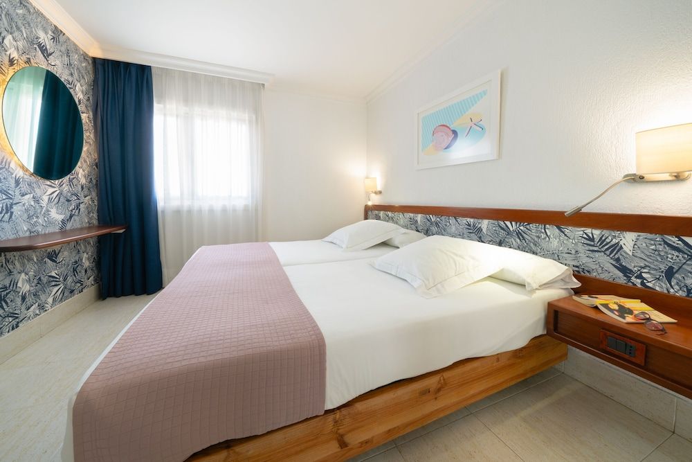 Apartment, 2 Bedrooms, Pool View (4 adults and 1 child)