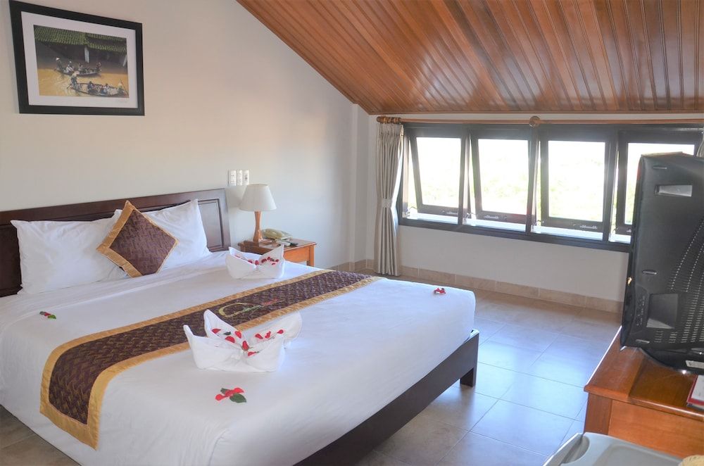 undefined Sunshine Hotel 3