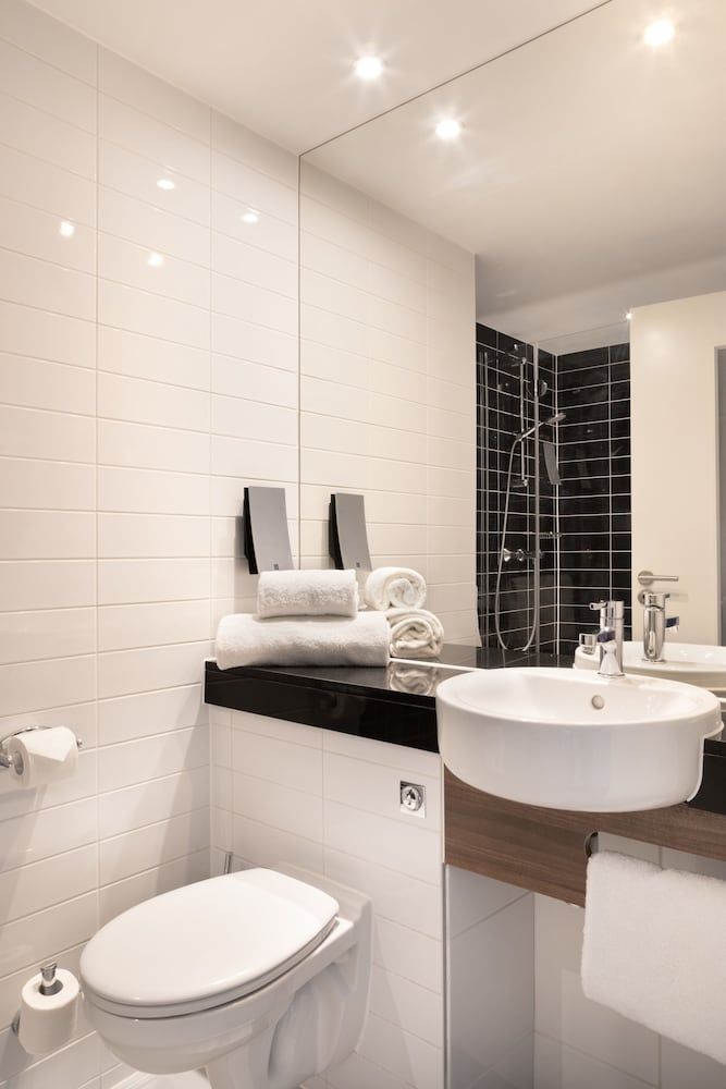 Standard Room, 1 King Bed (Free Breakfast)