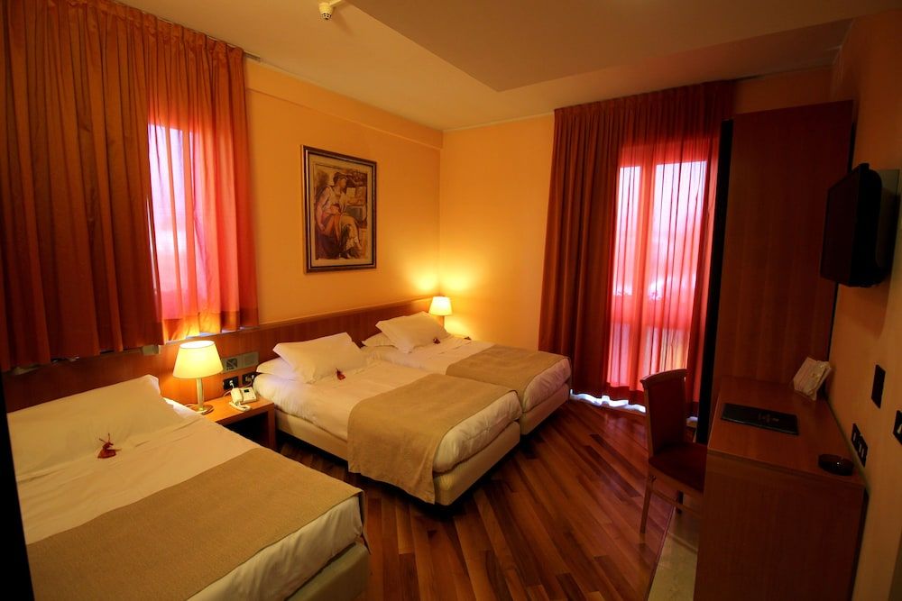 Santa Barbara Hotel Triple Room 2