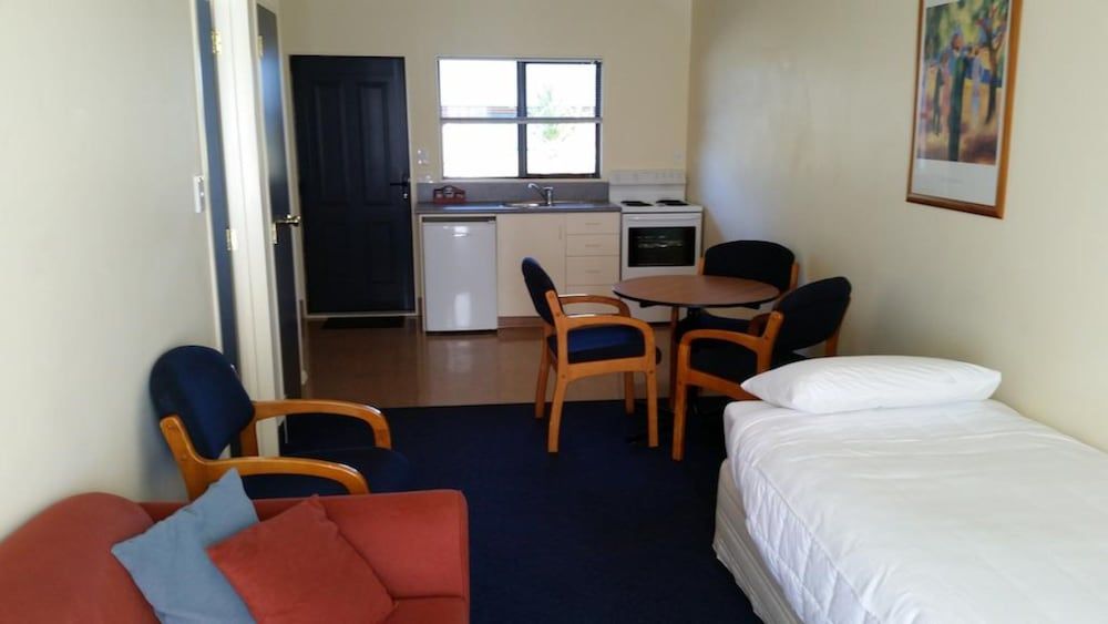 The Peaks Motor Inn Studio, Multiple Beds, Kitchenette, Ground Floor 5