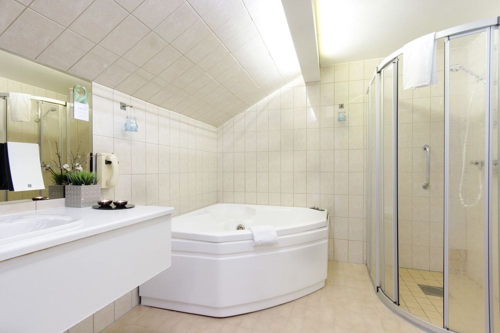 Deep Soaking Bathtub