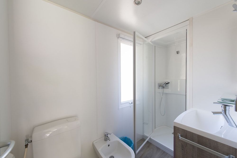 Sporting Club Village Deluxe Mobile Home, 3 Bedrooms, Kitchen 4