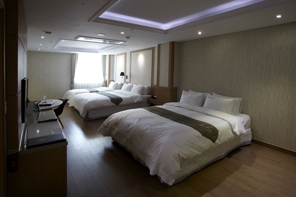 Benikea Hotel Yeosu Deluxe Family Room, City View 2