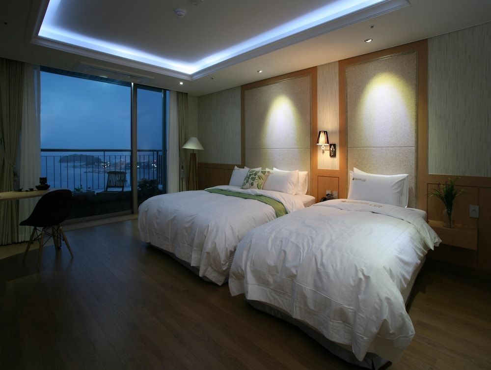 Benikea Hotel Yeosu Deluxe Twin Room, Terrace, Ocean View 7