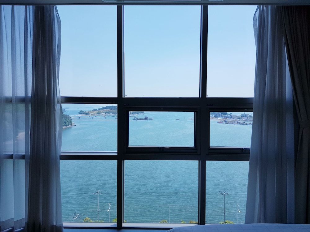 Benikea Hotel Yeosu Deluxe Twin Room, Terrace, Ocean View 6