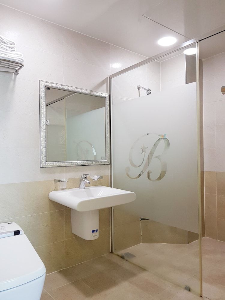 Benikea Hotel Yeosu Deluxe Family Room, City View 6