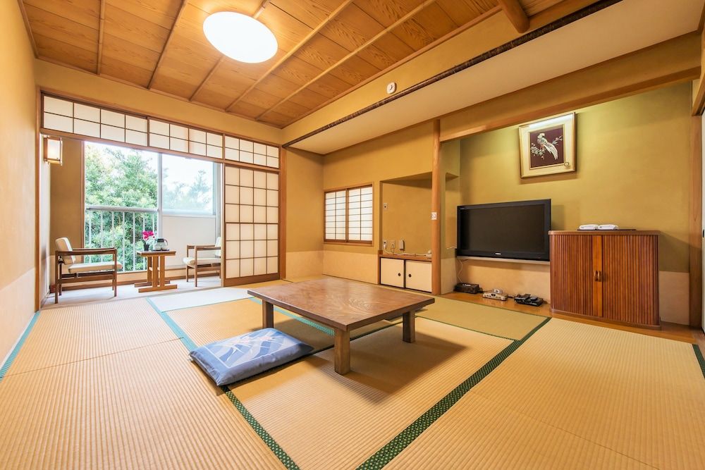 Japanese-Style Room (8-10 Tatami), Shared Bathroom