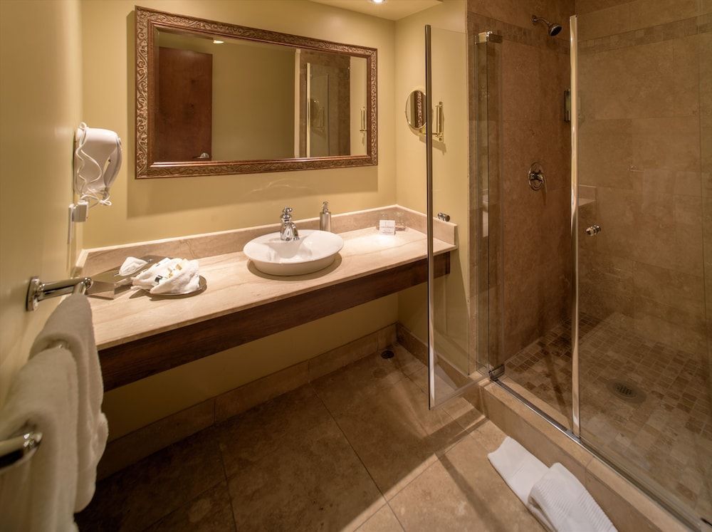 Hôtel Brossard Deluxe Suite, 1 King Bed with Sofa bed 2