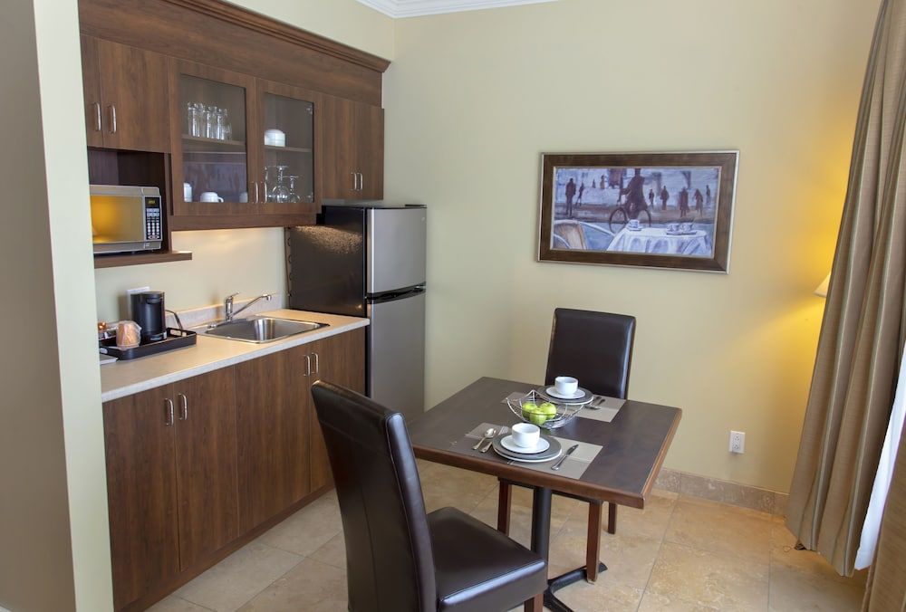 Hôtel Brossard Deluxe Suite, 1 King Bed with Sofa bed