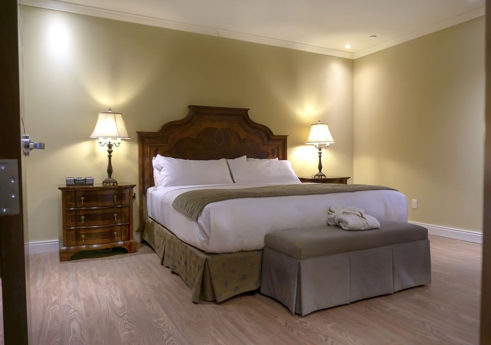 Hôtel Brossard Junior Suite, 1 King Bed 3